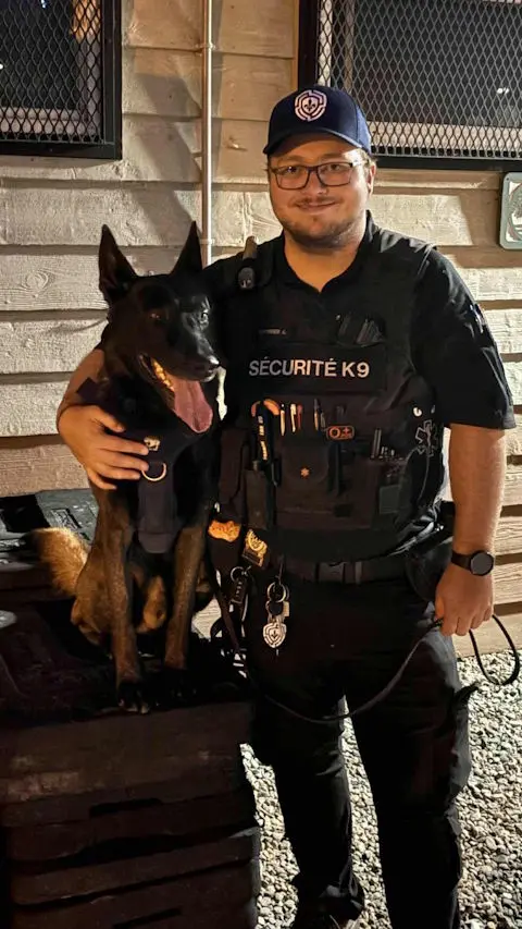Agent de sécurité avec son partenaire canin